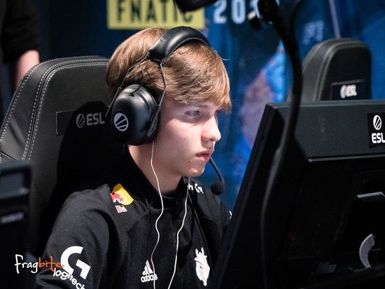 DOTA2 Ti14 中国战队XG替补上阵应对五号位选手伤情